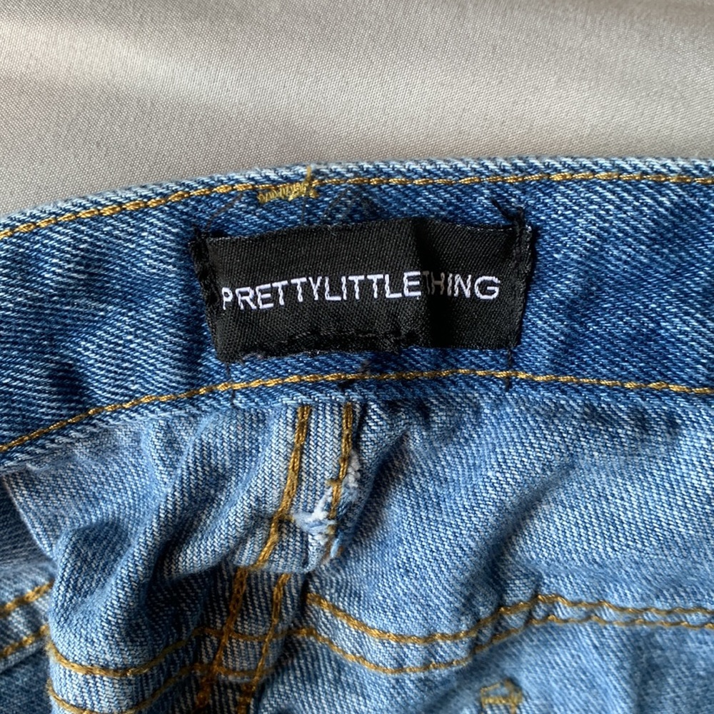 Pretty Little Thing Mid Wash Cargo Pocket Jeans - Picture 3 of 5